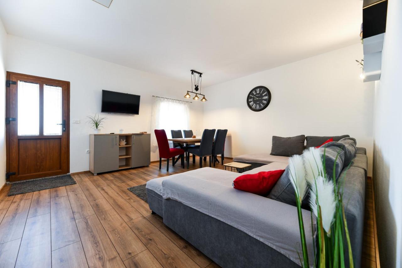 Holiday Home Skevini Dvori スタリグラード エクステリア 写真